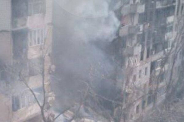 Рашисти вдарили авіабомбою по багатоповерхівці у Вугледарі: Під завалами є люди (ВІДЕО)