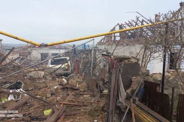 Херсонська ОВА показала наслідки авіаударів по Бериславу (ФОТО)
