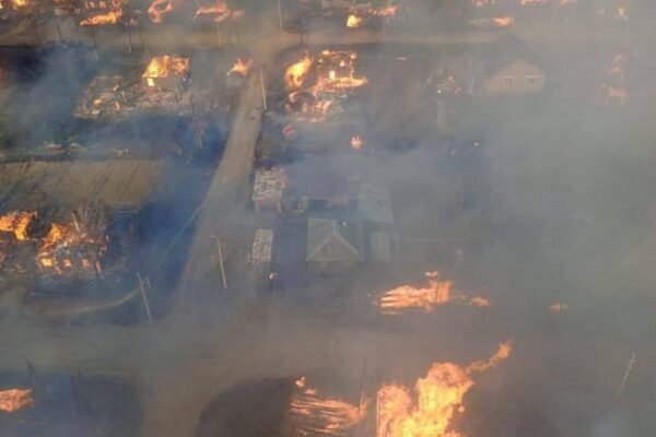 Російське МНС показало згарище, яке залишилося на місці селища на Уралі (ВІДЕО)