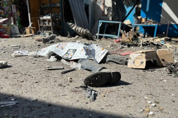 Одна людина загинула, ще 7 поранені внаслідок сьогоднішнього обстрілу центру Херсона (ФОТО)