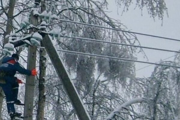 Через квітневий снігопад без світла залишилися близько 5 тис. споживачів у двох областях