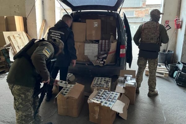 На Одещині прикордонники зупинили бус, “напакований” безакцизними цигарками (ФОТО)