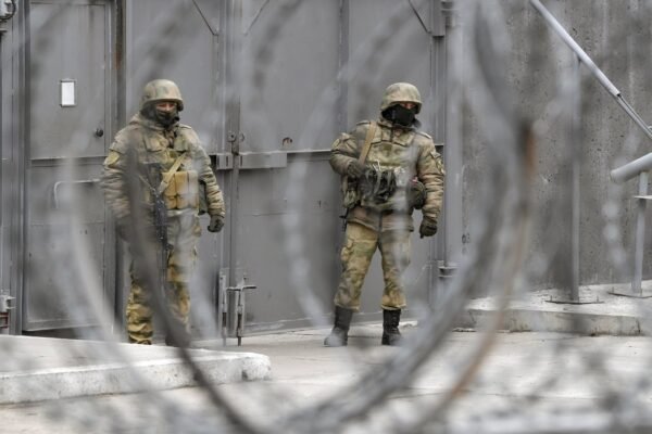 В очікуванні ЗСУ: окупанти будують додатковий паркан навколо Запорізької АЕС
