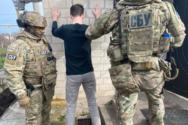 У Запоріжжі викрили групу ділків, які допомагали росіянам “легалізуватися” в Україні (ФОТО)