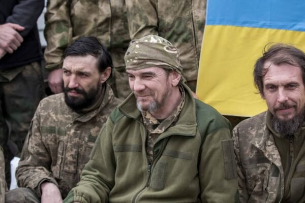 Великий Великодній обмін: Додому з полону повернулися 130 українців (ФОТО)