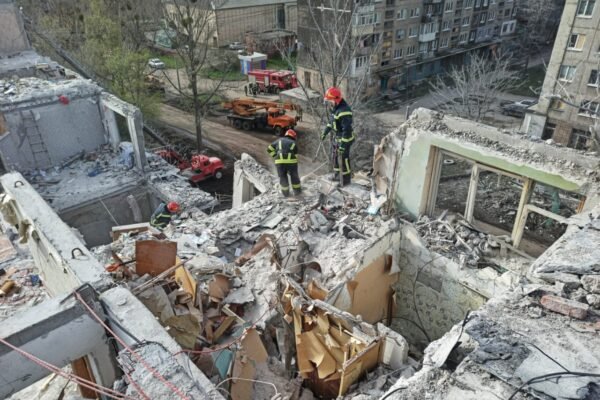 Розбір завалів у Слов’янську: Кількість загиблих від ракетного удару збільшилася до 13 людей (ФОТО)