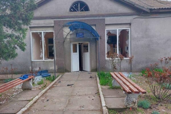 Росіяни обстріляли школу та медзаклад у селі Зміївка під Бериславом