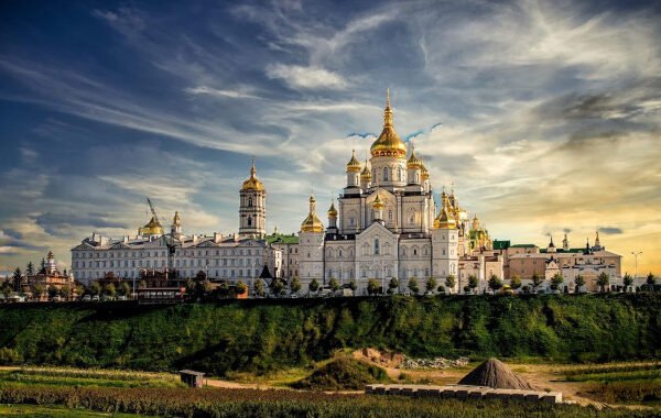 Московських попів “попросять” і з Почаївської Лаври