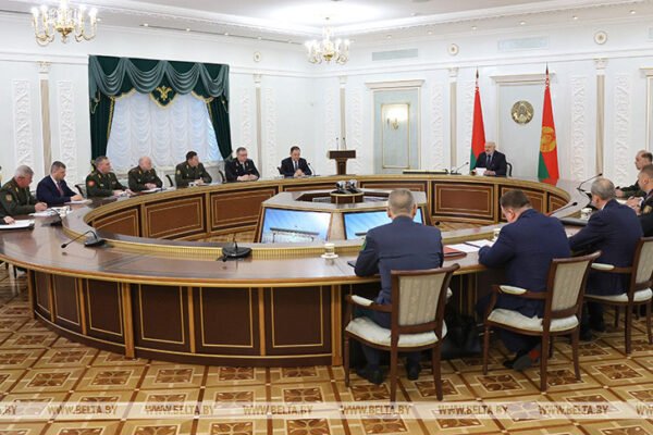 Лукашенко знову побачив, звідки готується напад на Білорусь, і зібрав термінову нараду