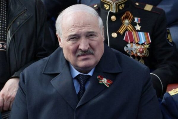 “Матрьошка” на білоруський мотив: Лукашенко прибув на парад до Москви з ковідом та грипом