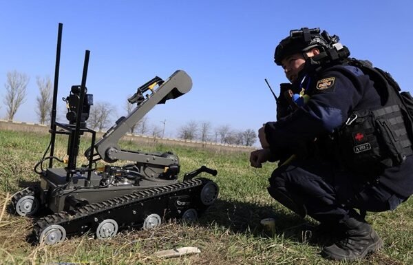 На Херсонщині росіяни скинули з дрона вибухівку на бригаду саперів: На місці загинуло шестеро рятувальників ДСНС