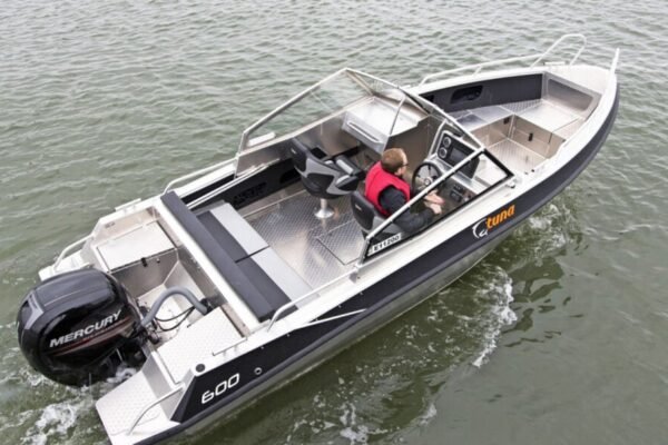 На водоймах Києва на час війни заборонили користуватися човнами та катерами