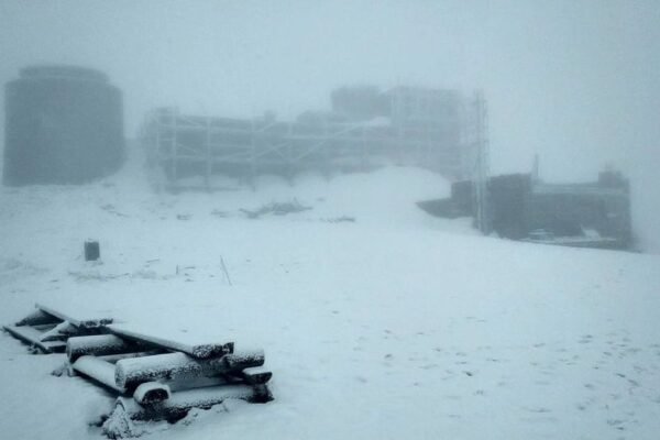 Яка весна, такий і травень: В Карпатах знову мете сніг (ФОТО)