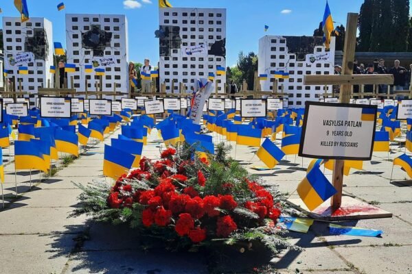 У Варшаві підхід до пам’ятника радянським солдатам перекрили інсталяцією в пам’ять про загиблих українців (ВІДЕО)