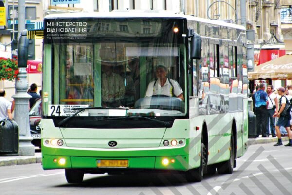 Кабмін значно обмежив використання музики у громадському транспорті