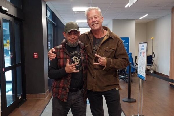 Вокаліст легендарного гурту Metallica відвідав у лікарні поранених українських військових (ФОТО)