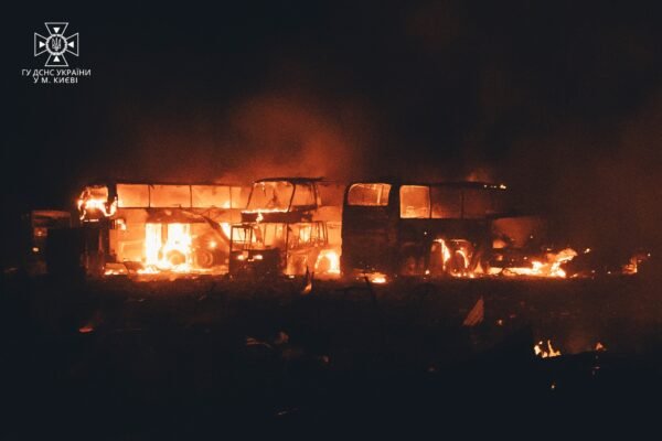 Наслідки нічної атаки росіян на Київ: зруйнована будівля та згорілі 4 автобуси (ФОТО)