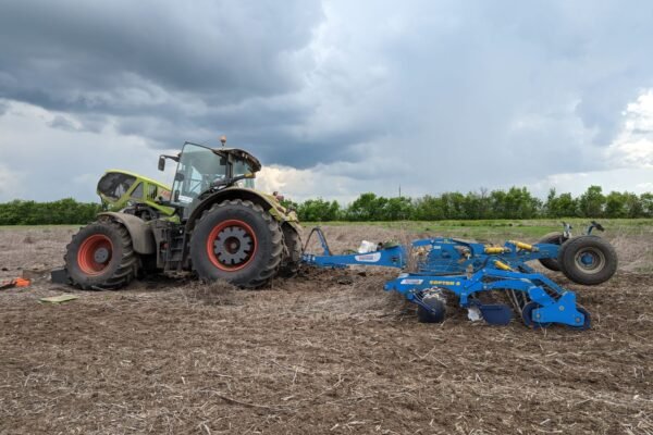 У Херсонській області трактор підірвався на ворожій міні в полі (ФОТО)