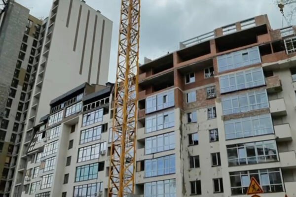 Як триває відновлення зруйнованих обстрілами багатоповерхівок у Києві (ВІДЕО)