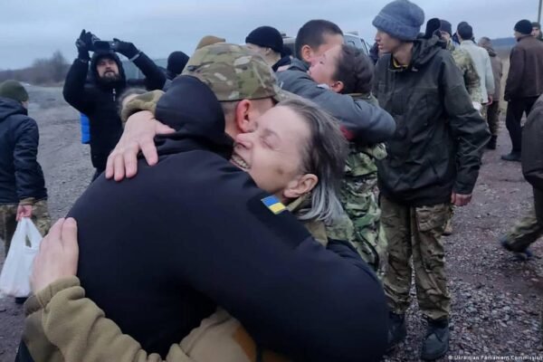 Україна повернула додому 106 військових, яких взяли в полон на Бахмутському напрямку