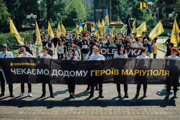“Рік полону”: у центрі Києва провели марш на підтримку полонених захисників “Азовсталі” (ФОТО)