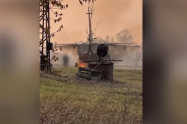 Привітали з 9 травня: у Новосибірську партизани спалили бойовий літак Су-24 (ВІДЕО)