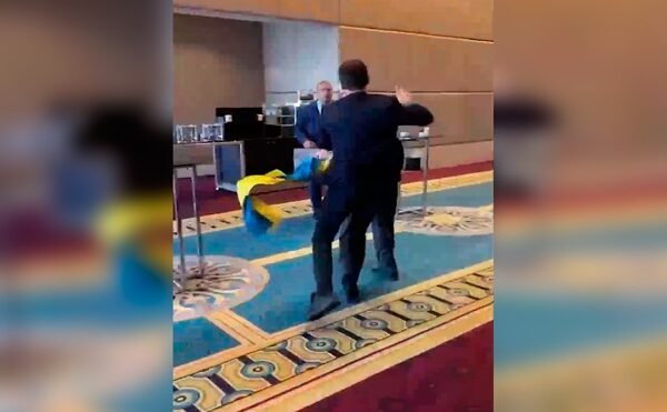 В кулуарах саміту ПАЧЕС українські делегати “наваляли” росіянам через український прапор (ВІДЕО)