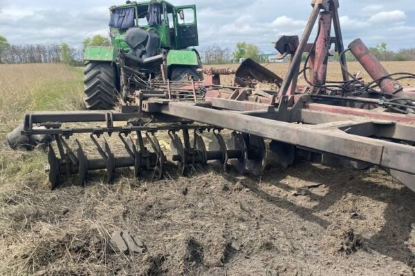 На околиці Чернігова трактор підірвався на міні (ФОТО)