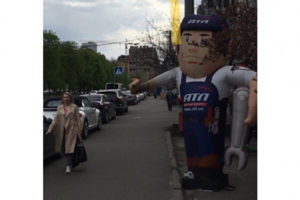 Киянам не до душі надувні чоловічки на тротуарах: Триває збір підписів під петицією