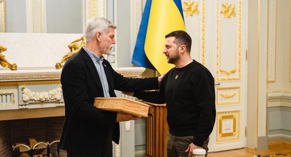 Президент Чехії подарував Зеленському легендарний пістолет