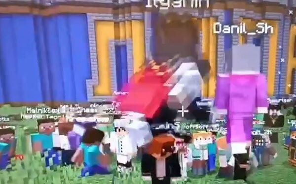 Як прихильники Жириновського стрибали біля його пам’ятника у грі Minecraft і поклали сервер (ВІДЕО)