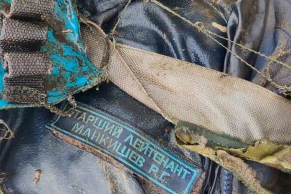 У Київському водосховищі спливло тіло російського льотчика, який загинув на початку війни (ФОТО)