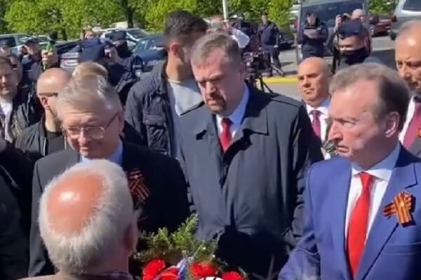 Мешканці Варшави не пустили російського посла на меморіальне кладовище через георгіївську стрічку (ВІДЕО)