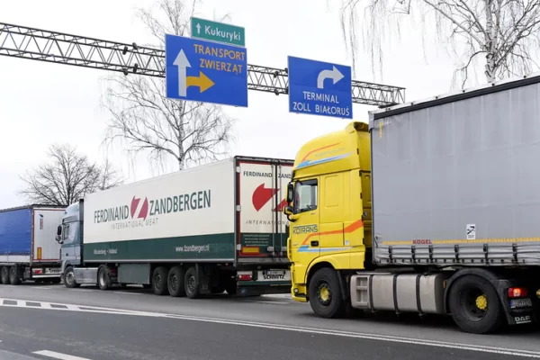 Польща блокуватиме вантажівки з Росії та Білорусії на кордоні