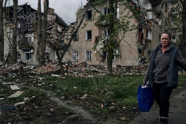 В Авдіївці не можуть дістати з-під завалів після обстрілу електрика: Чекають на спецтехніку