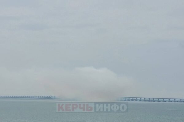 Кримський міст вкритий димом. Пропагандисти переконують, що там ідуть навчання (ВІДЕО)