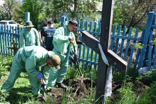 В селі на Донеччині ексгумували тіла загиблих внаслідок артобстрілу літнього чоловіка та 15-річної дівчини
