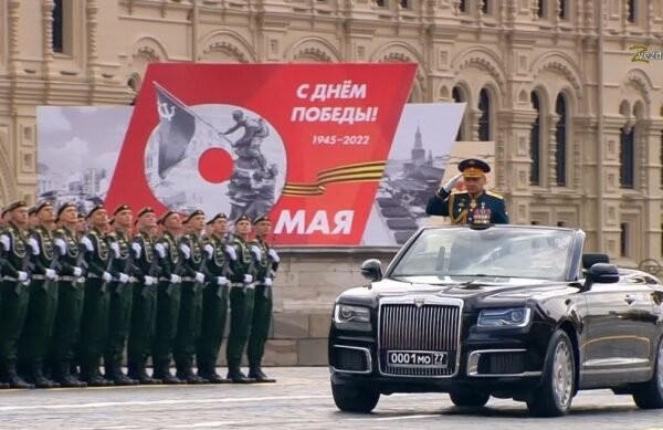 У Санкт-Петербурзі під час демонстрації параду у Москві з телевізорів лунало “Слава Україні!” (ВІДЕО)