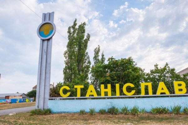 Війська РФ обстріляли Станіслав: шестеро поранених, серед них – дитина