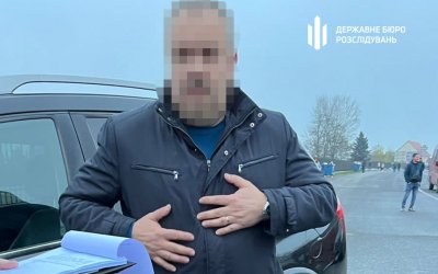 Начальника відділу митного поста на Закарпатті судитимуть за хабар