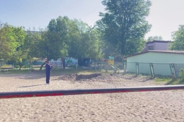 В Києві уламки ракети впали неподалік дитсадка (ФОТО)