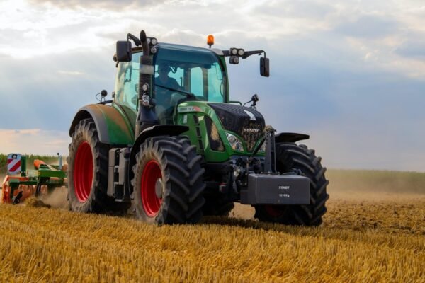 Шумом заважають ППО: на Хмельниччині фермерам заборонили працювати на полях під час тривог