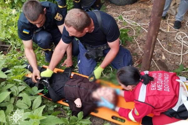 На Буковині дитина впала в 9-метровий каналізаційний колодязь (ФОТО)