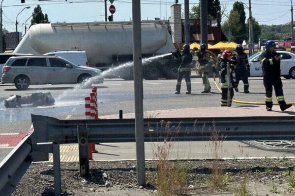 Ціна однієї секунди: У Києві уламок ракети ледь не влучив у маршрутку з пасажирами (ВІДЕО)