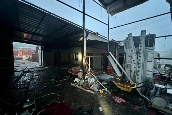 В поліції показали руйнівні наслідки нічної атаки на Дніпро (ФОТО)