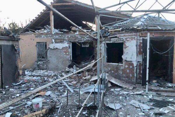 Окупанти продовжують нищити Нікополь: Нічними обстрілами знову зруйновані будинки (ФОТО)
