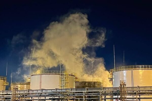 На Росії палала чергова нафтобаза після атаки БпЛА (ВІДЕО)