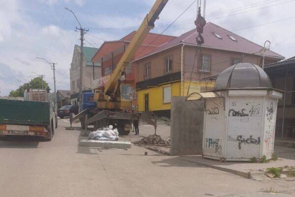 Захистити людей: У Бериславі на Херсонщині з’явилося мобільне бетонне укриття (ФОТО)
