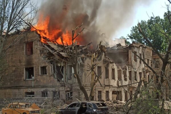 Зеленський повідомив про одного загиблого та 15 поранених внаслідок ракетного удару в Дніпрі (ВІДЕО)