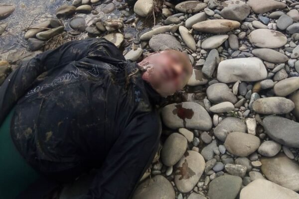 У гідрокостюмі і з документами: На Закарпатті дістали тіло дніпрянина з гірської Тиси (ФОТО)